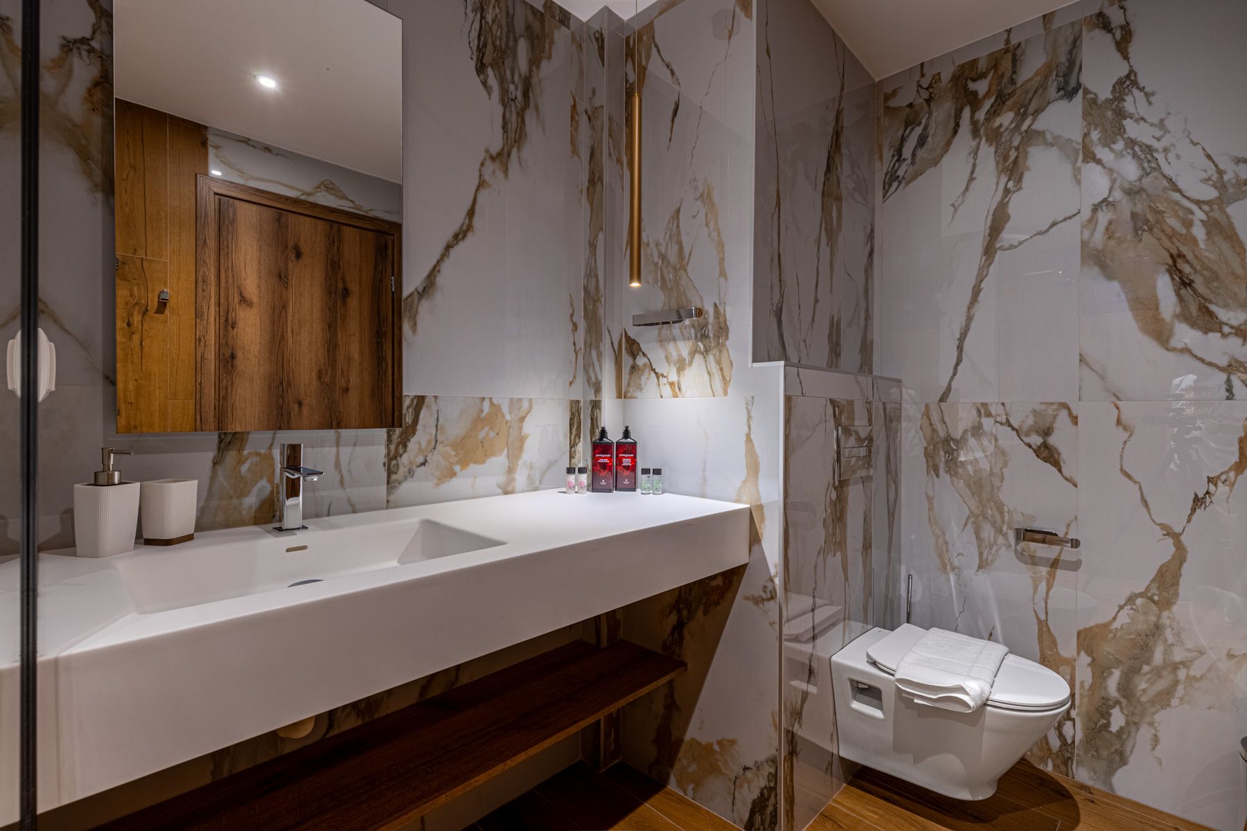 Anemoessa's bathroom in calacatta marble, with the WC beyond