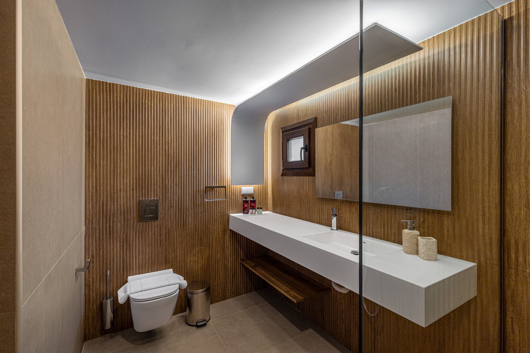 Asteroessa's bathroom, lined in fluted oak
