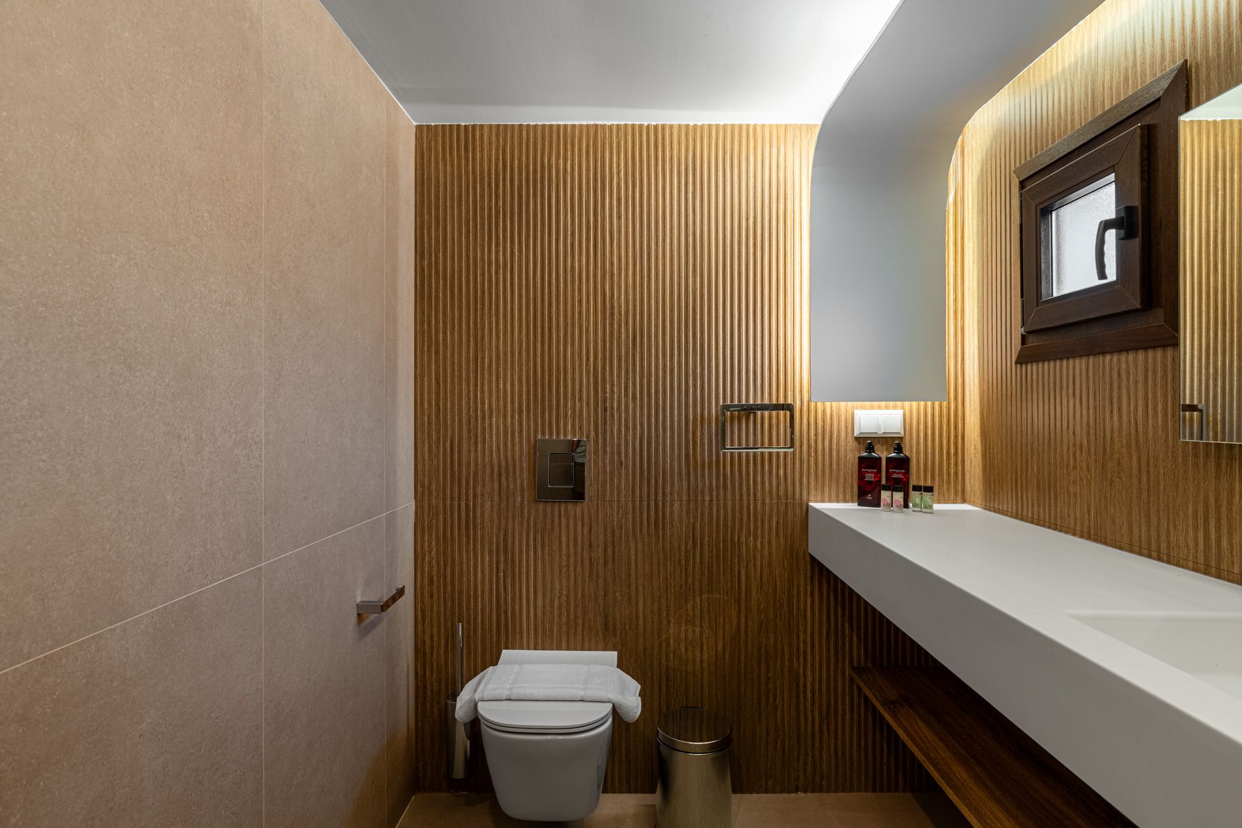 The WC in Asteroessa's bathroom, framed in fluted oak