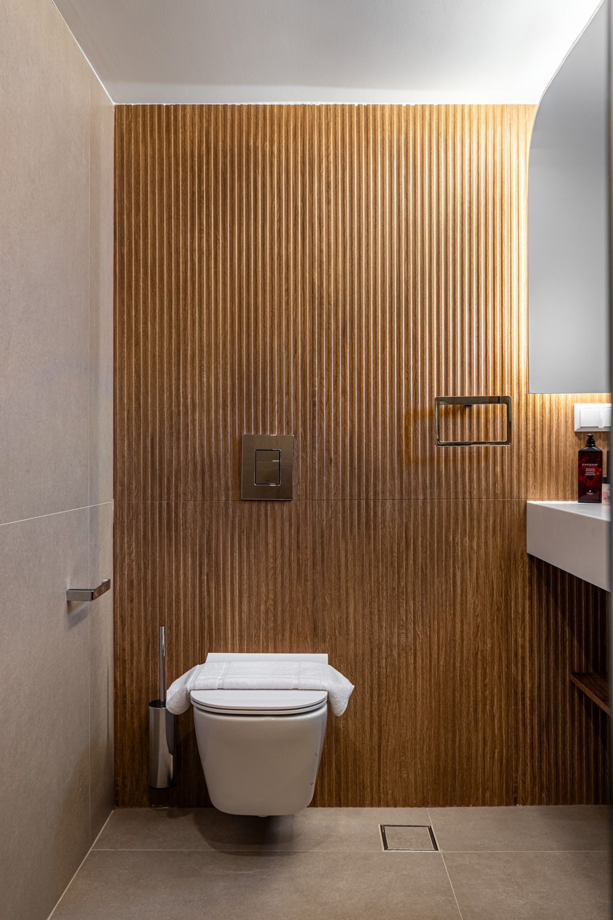 Fluted oak panelling behind the WC in Asteroessa